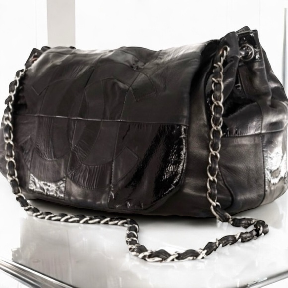CHANEL Black lambskin and patent quilted leather CHANEL Brooklyn Bag "Retired" - Picture 7 of 16